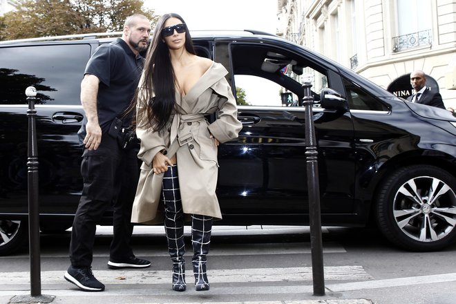 Oktobra 2016 so v Parizu oropali Kim Kardashian. FOTO: Mehdi Taamallah/Zuma Press