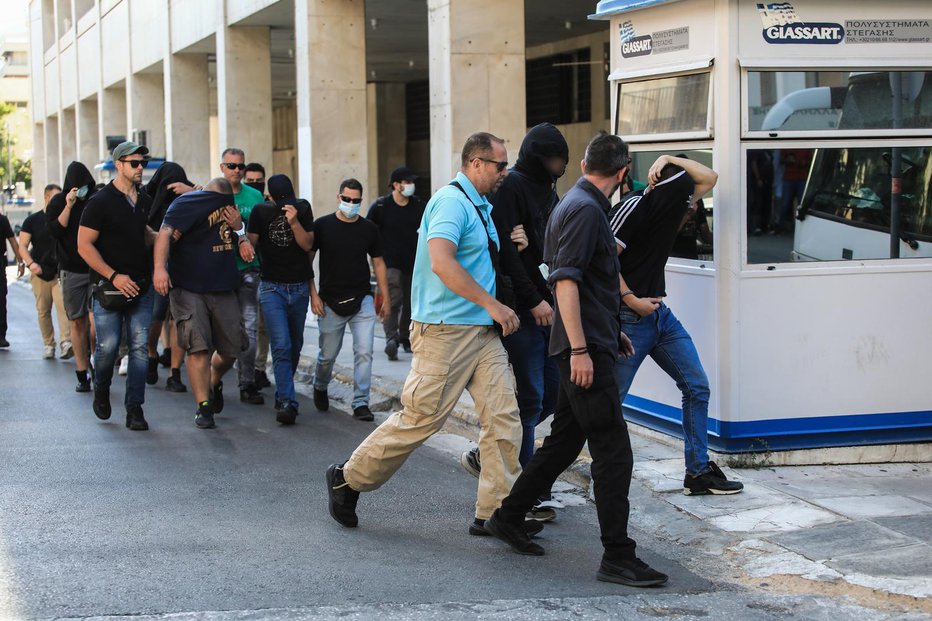 Fotografija: Vseh 94 aretiranih oseb, ki jih je grška policija pridržala po navijaških izgredih na predvečer tekme 3. kroga kvalifikacij za ligo prvakov med AEK in Dinamom, so privedli pred tožilstvo. FOTO: Yiannis Panagopoulos, Eurokinissi