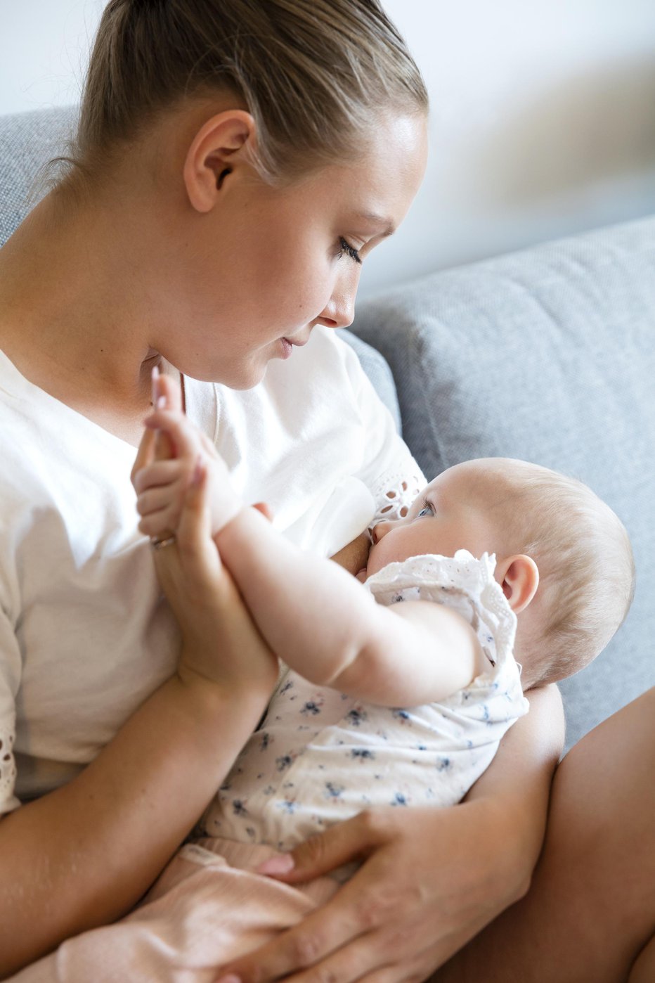 Fotografija: Dojenje je najbolj varen način hranjenja dojenčkov in najboljši način, da doječa mati in njen otrok ohranita zdravje. FOTO: Kjekol/Getty Images