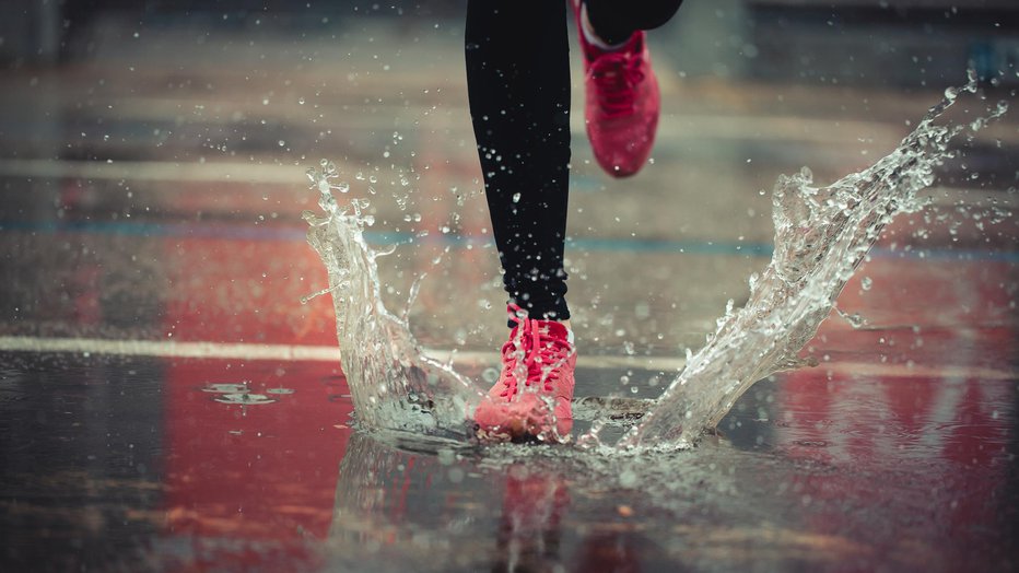 Fotografija: Tudi v dežju lahko tečemo. FOTO: Getty Images/iStockphoto