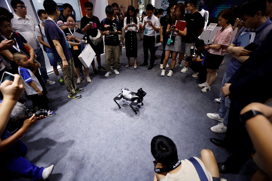 Fotografija: Na tehnološki konferenci 17. avgusta je robot vzbudil veliko zanimanja. FOTO: Tingshu Wang, Reuters