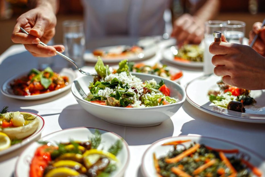 Fotografija: Nutricionisti svetujejo, da se izogibate hrani, ki vsebuje preveč ogljikovih hidratov, maščobnih kislin in maščob in ki je preveč začinjena. FOTO: Getty Images