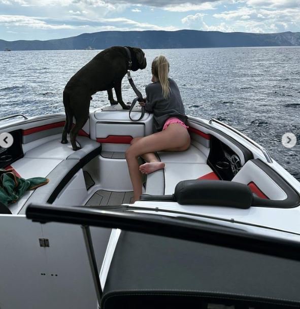 Na njunem čolnu. FOTO: Zaslonski Posnetek, Instagram