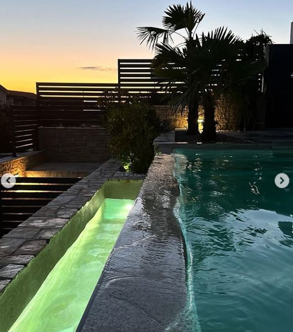 Dvorišče z bazenom pred hišo. FOTO: Zaslonski Posnetek, Instagram