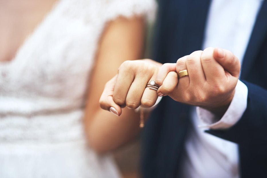 Fotografija: Poročni prstan krasi prst, ki je tradicionalno povezan z romantiko in ljubeznijo. FOTO: Peopleimages/Gettyimages