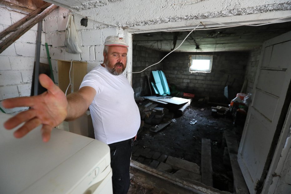 Fotografija: Tomaž Knap nam je kazal spodnje nadstropje hiše, ki da je bilo poplavljeno. Gasilci navajajo, da intervencija ni bila potrebna. FOTO: Dejan Javornik
