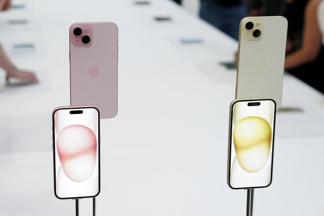 Novi model iphona so predstavili v torek v Applovih prostorih v Cupertinu v Kaliforniji. FOTO: Loren Elliott, Reuters
