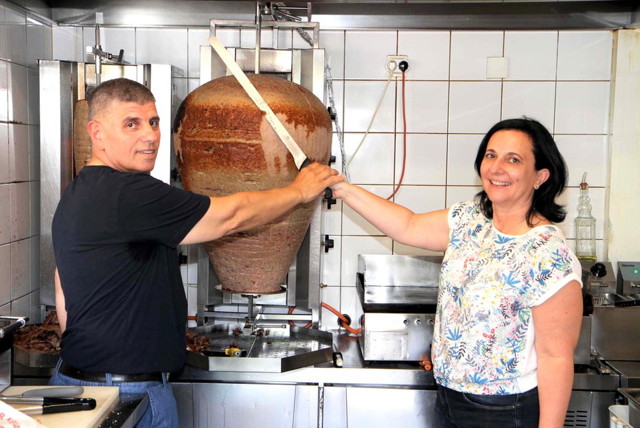 Fotografija: Petra Petrovič Pražnikar in Dževair Bedžeti sta zarezala v stokilogramski kebab. FOTOGRAFIJE: Darko Naraglav