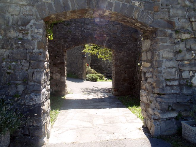 Ob vhodu je dvojno obzidje.