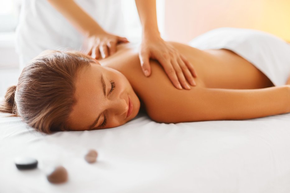 Fotografija: Privoščite si masažo z oljem, ki pomaga pri težavah, s katerimi se spopadate. FOTO: Guliver/Thinkstock