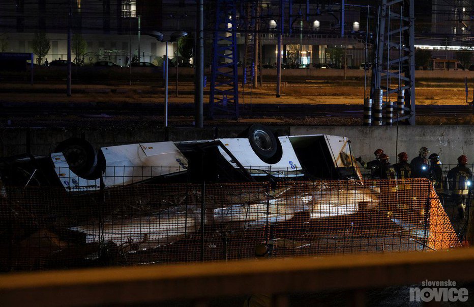 Fotografija: Po zadnjih podatkih je umrlo pet Ukrajincev, dva Španca, italijanski voznik, po en nemški in francoski državljan ter 24-letna Hrvatica, ki je bila visoko noseča. FOTO: Manuel Silvestri Reuters