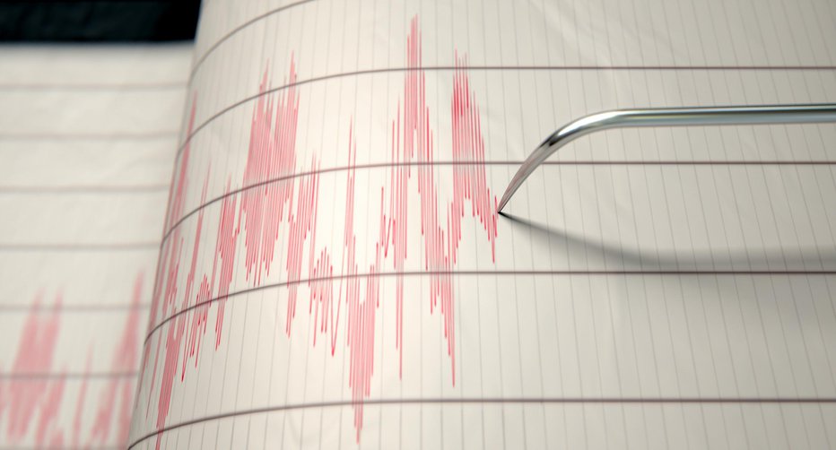 Fotografija: A closeup of a seismograph machine needle drawing a red line on graph paper depicting seismic and eartquake activity - 3D render FOTO: Allanswart Getty Images/istockphoto