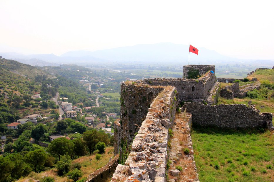 Fotografija: Albania national flag waving on the tower of the old Shkodra fortress, Rozafa Castle FOTO: Shutterstock Shutterstock