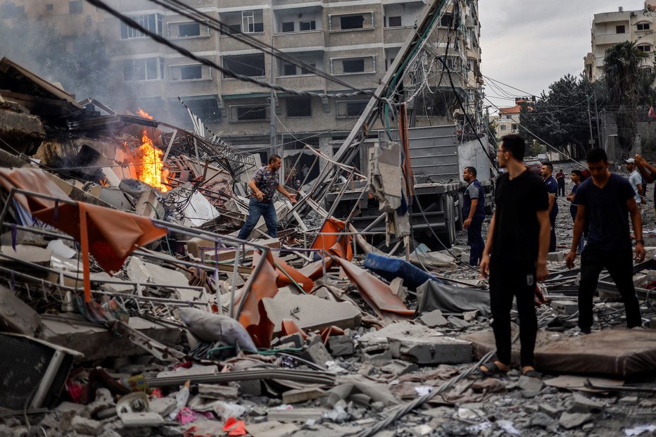 Fotografija: Po napadu v Gazi. FOTO: Mohammed Salem Reuters