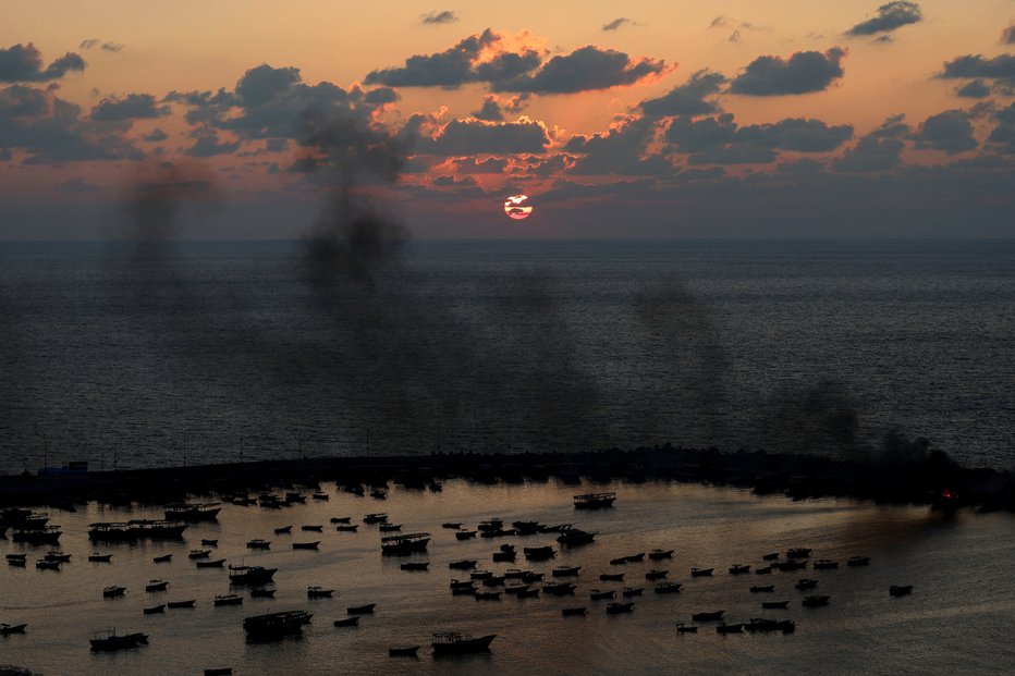 Fotografija: Izrael napada tarče v Gazi. FOTO: Mohammed Salem Reuters