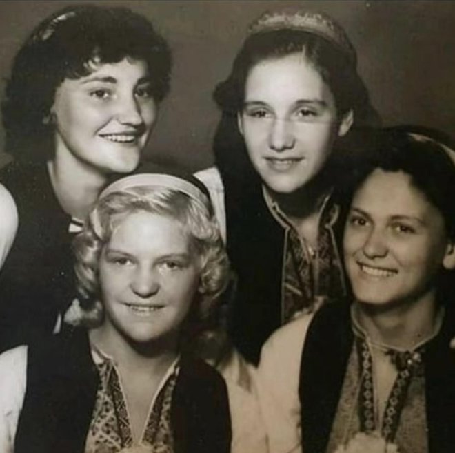 Srednješolska pevka (zgoraj levo) v družbi prijateljic na prvem nastopu kot članice zbora Dubrovniškega radia.