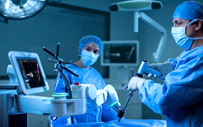 Roboti prevzemajo v operacijskih dvoranah predvsem vlogo asistentov, operacije še vedno vodijo in nadzirajo kirurgi. FOTO: Ortopedska Bolnišnica Valdoltra