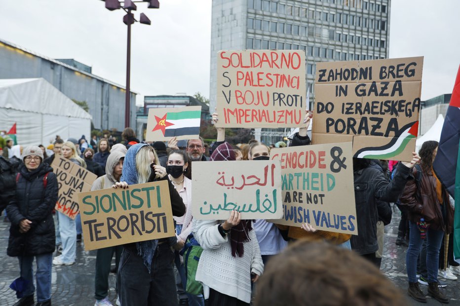 Fotografija: Shod za Palestino na Trgu republike v Ljubljani. FOTO: Jože Suhadolnik