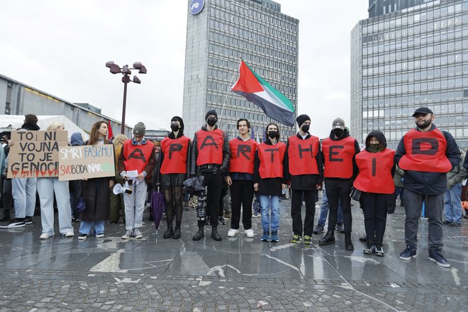 Shod za Palestino na Trgu republike v Ljubljani. FOTO: Jože Suhadolnik