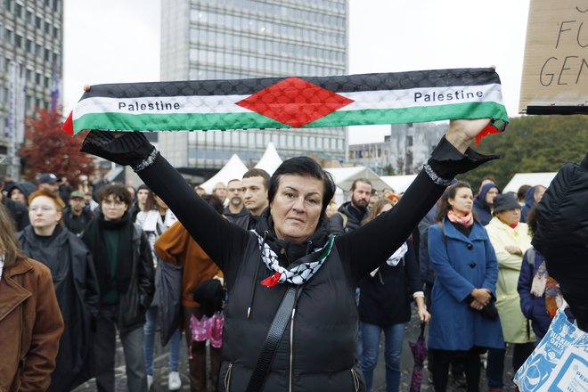 Shod za Palestino na Trgu republike v Ljubljani. FOTO: Jože Suhadolnik