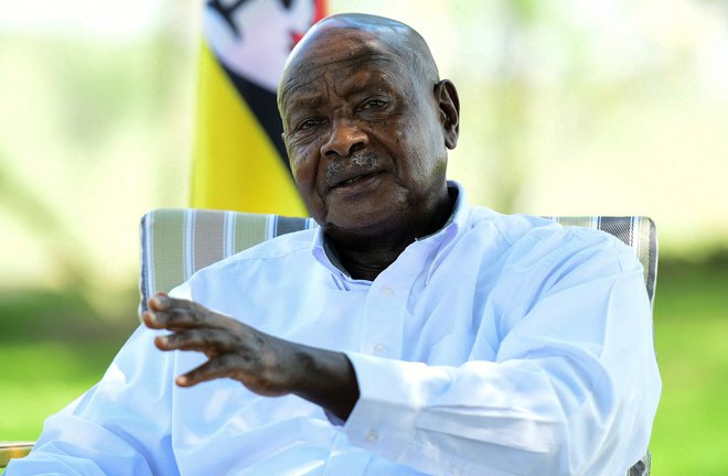 Ugandski predsednik Joveri Museveni napoveduje prepoved uvoza rabljenih oblačil v Ugando. FOTO: Abubaker Lubowa/Reuters