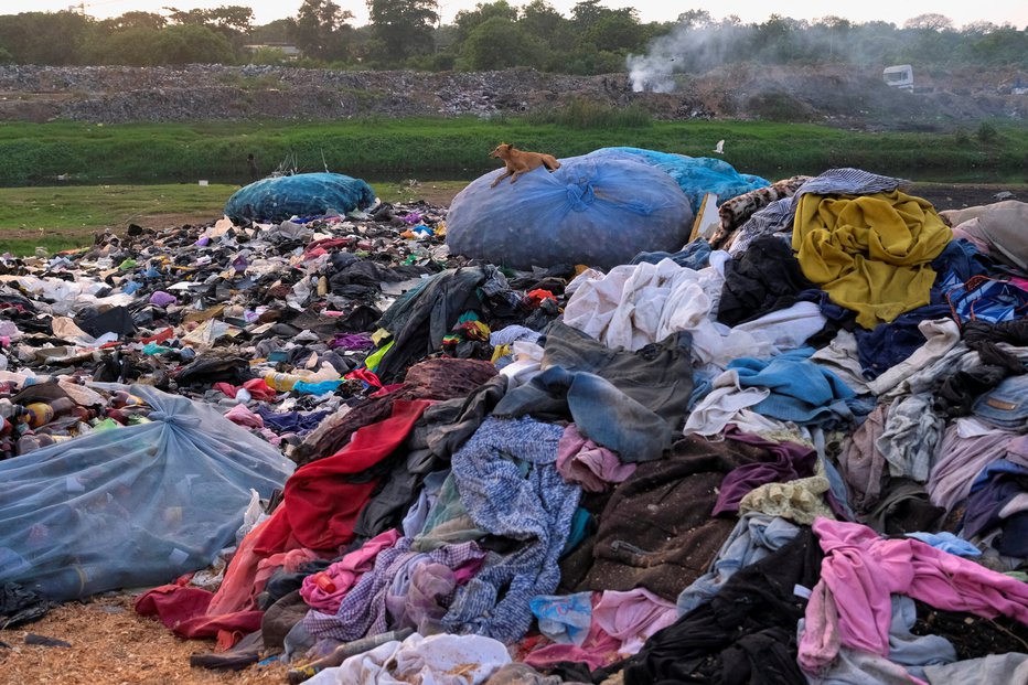 Fotografija: Gore neuporabnih rabljenih oblačil na smetišču v Akri v Gani FOTO: Francis Kokoroko/Reuters