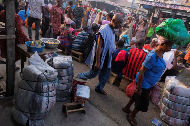 Gneča na tržnici Kantamanto v Akri, kjer je mogoče kupiti obleke iz druge roke. FOTO: Francis Kokoroko/Reuters
