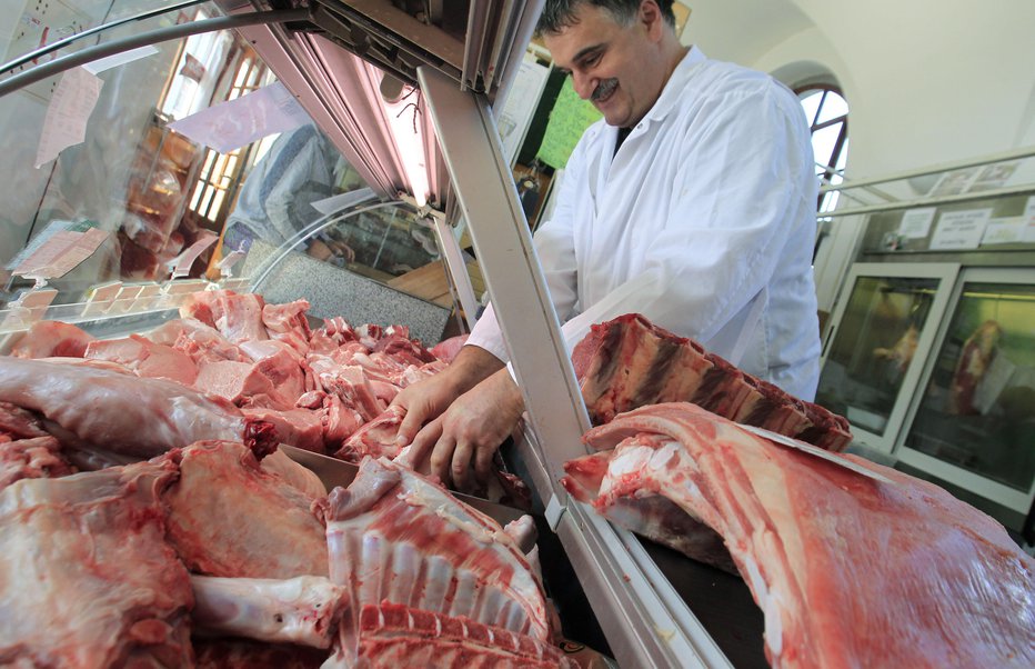 Fotografija: Nadzor spremljanja količin mesa, ki ni bilo predpakirano po izvoru, naj bi sporne prakse onemogočil. FOTO: Vidic Leon