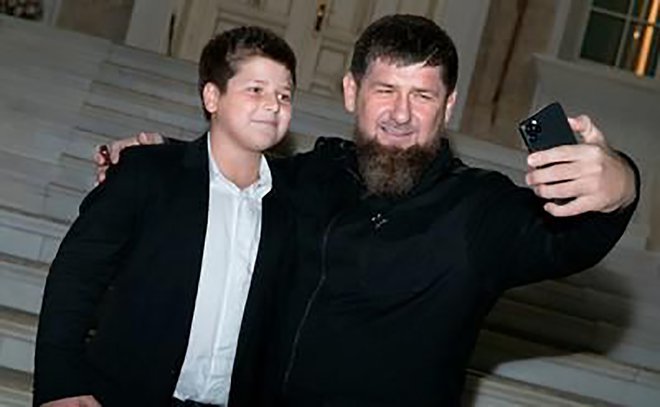 Ramzan Kadirov s sinom Adamom na obisku v bolnišnici v Mariupolu pred dvema letoma. FOTO: Profimedia