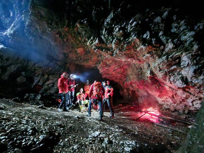 V gorski jami na poti čez Taško so koordinirali akcijo po radijski zvezi.