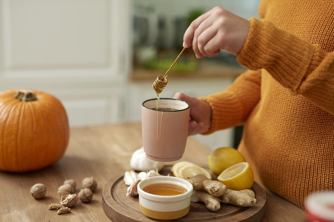 Čaj z medom je učinkovito domače zdravilo. FOTO: Gpointstudio, Getty Images