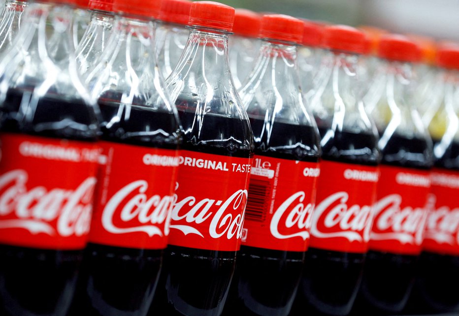 Fotografija: S polic so umaknili serijo Coca-Cola Original Taste 500 mililitrov v plastični embalaži, proizvedeno 11. oktobra letos in z rokom uporabe do 11. aprila 2024. FOTO: Regis Duvignau Reuters