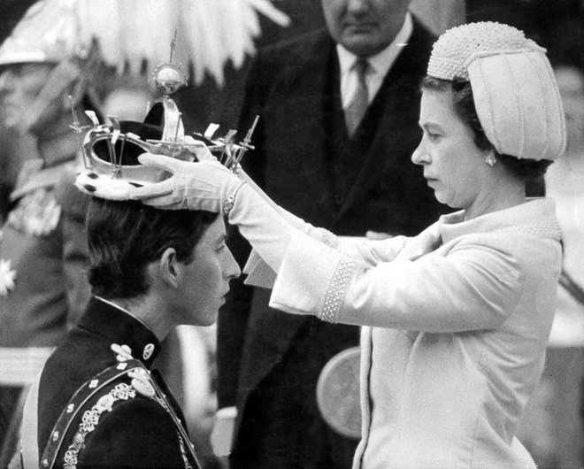 Kraljica je investituro za valižanskega princa uradno izpeljala šele leta 1969. FOTO: Profimedia
