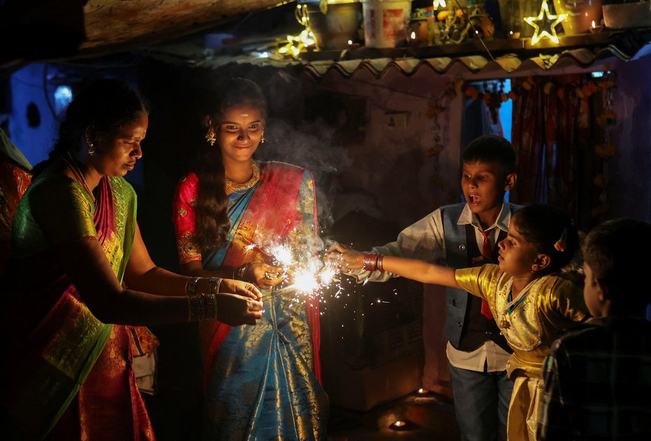 Fotografija: Praznik luči je praznovalo na stotine milijonov Indijcev.
FOTO: Anushree Fadnavis/Reuters
