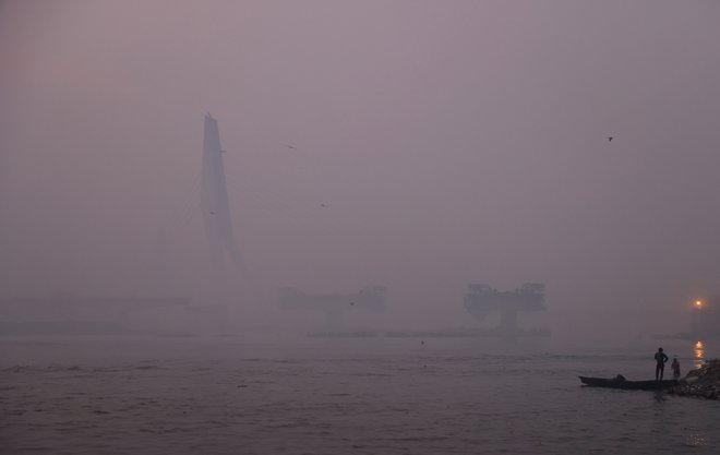 V ponedeljek po divaliju znamenitega mostu v New Delhiju zaradi smoga skoraj ni mogoče videti. FOTO: Anushree Fadnavis/Reuters