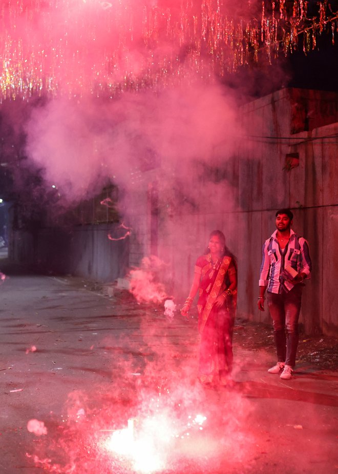 Na prepoved uporabe pirotehnike se na praznik luči požvižgajo. FOTO: Anushree Fadnavis/Reuters