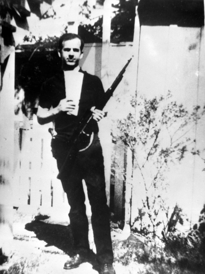 Štiriindvajsetletni Oswald, ki pozira s puško, s katero je ustrelil predsednika, naj bi imel veliko težav z duševnim zdravjem.