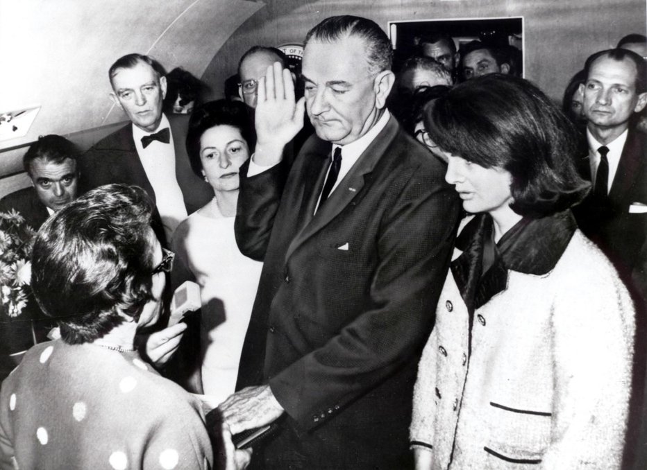 Fotografija: »Naj vidijo, kaj so naredili,« je dejala Jackie v okrvavljeni obleki, ko je stala ob Lyndonu, ko je zaprisegel.