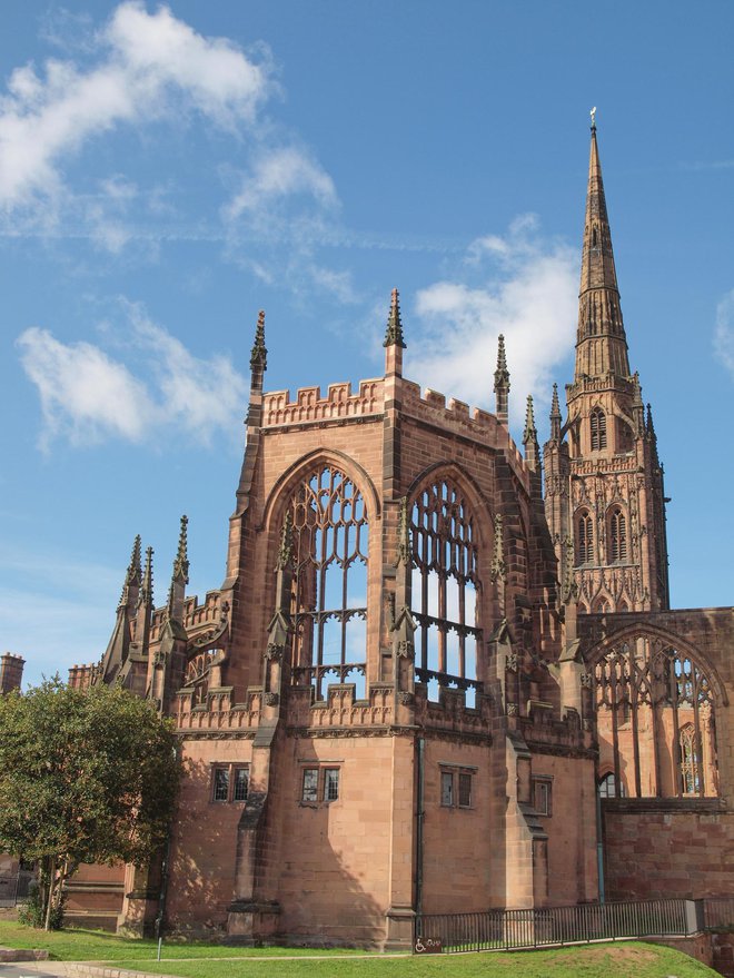 Coventry slovi po katedrali sv. Mihaela, a tudi po poceni pivu. Za britanski žep, kajpak. FOTO: Claudiodivizia, Getty Images