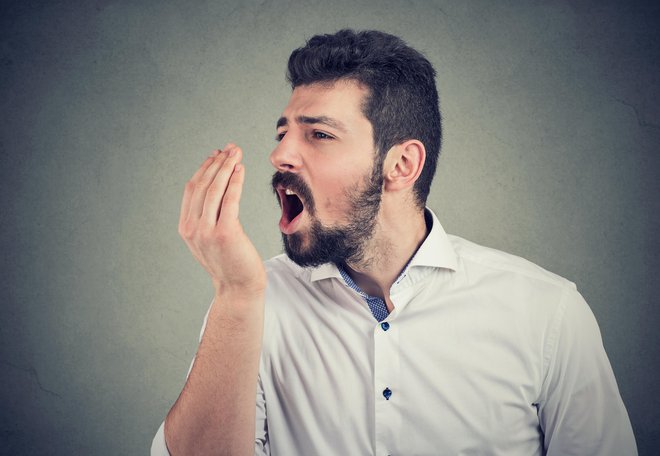 Slab zadah je lahko posledica hrane, ki ste jo jedli, slabe ustne higiene in tudi erektilne disfunkcije. FOTO: Siphotography, Getty Images