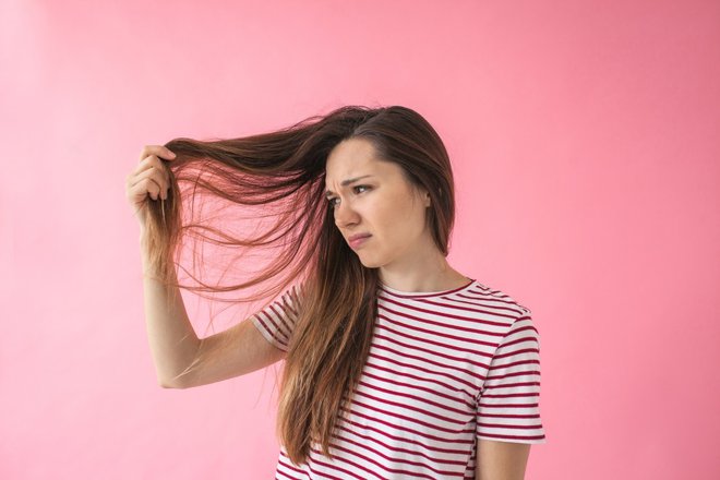 Izpadanje las je pogosto povezano s težavami s ščitnico. FOTO: Franz12, Getty Images