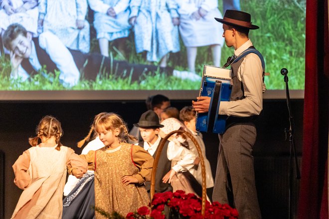 Na premieri filma je nastopila tudi Otroška folklorna skupina Dolsko. FOTO: Črt Piksi