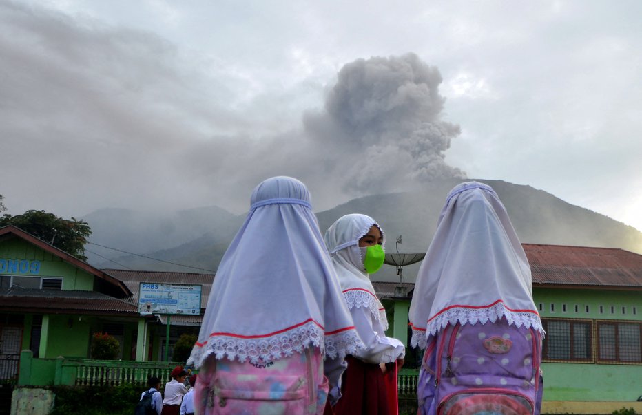 Fotografija: Vulkan je bruhal pepel tudi tri kilometre visoko. FOTOGRAFIJI: Antara Foto Via Reuters