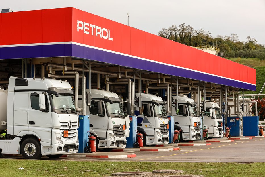 Fotografija: Družba Petrol je vložila pobudo za oceno ustavnosti in zakonitosti uredb o oblikovanju cen določenih naftnih derivatov s predlogom za začasno zadržanje.  FOTO: Črt Piksi
