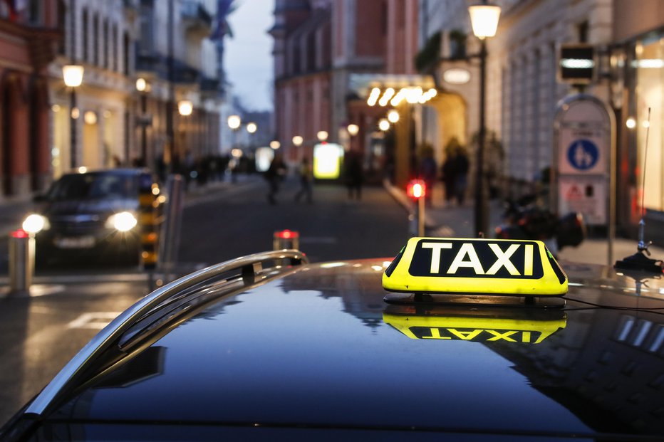 Fotografija: Prevoz s taksijem je najbolje naročiti po telefonu ali z aplikacijo. FOTO: Uroš Hočevar/Delo