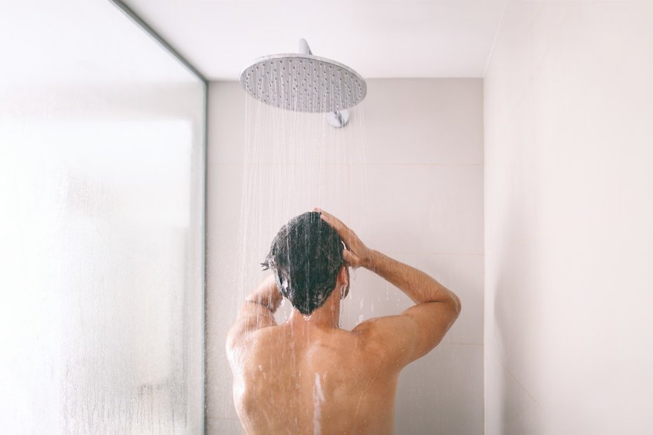 Fotografija: Prekomerna uporaba vroče vode lahko prispeva k suhim lasem, draženju lasišča, izgubi strukture, prekrvavitvi in ​​bledenju barve. FOTO: Maridav, Shutterstock