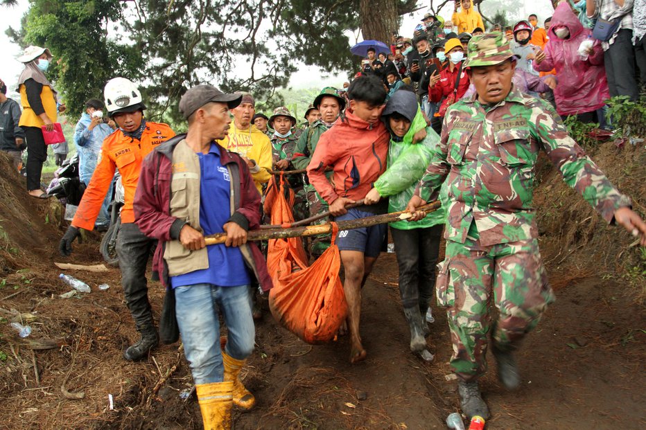 Fotografija: Število žrtev nedeljskega izbruha vulkana Marapi v zahodni Indoneziji je naraslo na 22, potem ko so reševalci našli še več trupel pogrešanih, so sporočile lokalne oblasti FOTO: Antara Foto Via Reuters