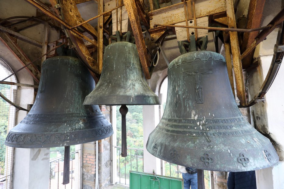 Fotografija: Trije zvonovi še vedno mirujejo. FOTO: Dejan Javornik