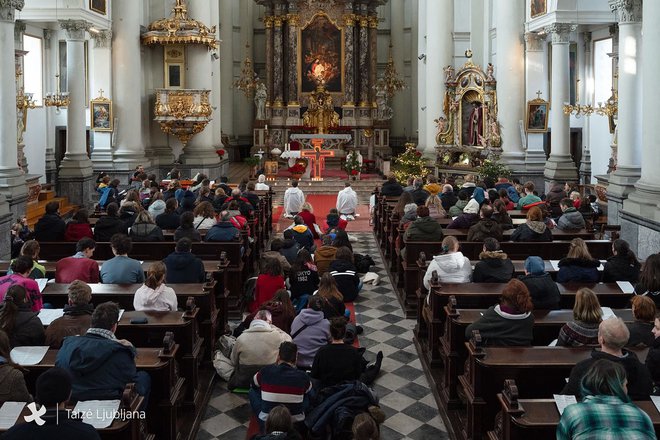 Zbrali so se pri opoldanski molitvi v uršulinski cerkvi Sv. trojice. FOTO: Tamino Petelinšek