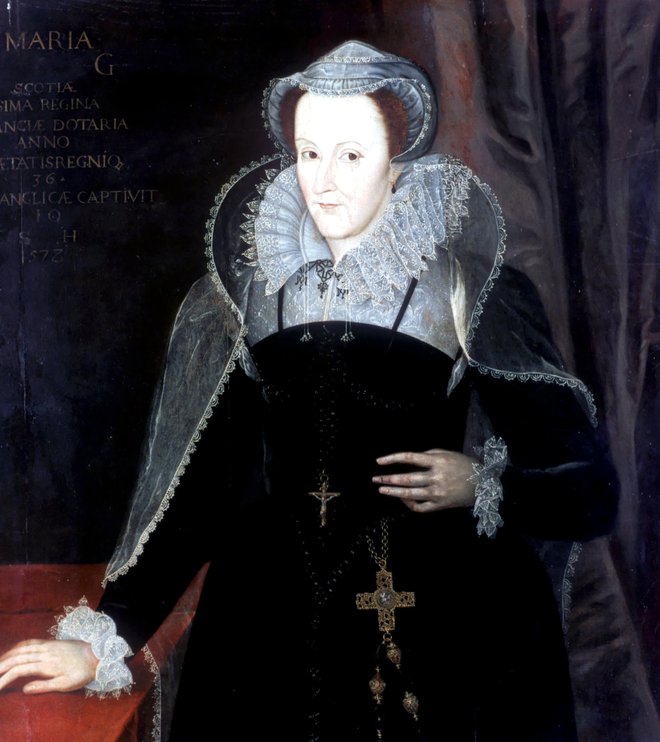 Škotska kraljica Mary

Ena najbolj znanih kraljic v zgodovini je bila večino življenja v nevarnosti, da bo zaradi svoje katoliške vere odstavljena. Po smrti njenega drugega moža lorda Darnleyja v sumljivih okoliščinah leta 1567 je škotska aristokracija izkoristila priložnost, da jo zapre, in jo prisilila, da je abdicirala v korist enoletnega sina Jamesa, saj so vedeli, da ga lahko nadzorujejo (zlasti zato, ker je bil protestant). Dvajset let pozneje jo je kraljica Elizabeta I. obsodila na smrt zaradi izdaje, potem ko je domnevno načrtovala njen atentat.
